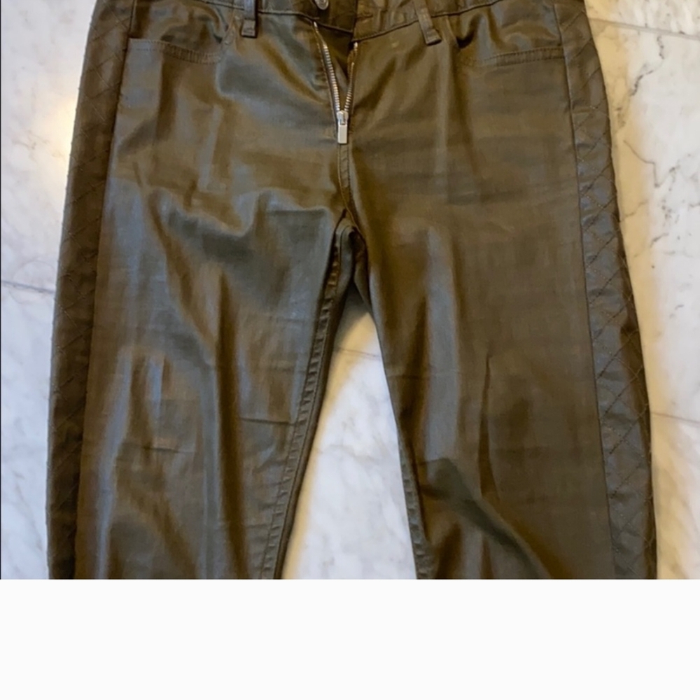 Zara Green Skinny Pants with Sleek Design